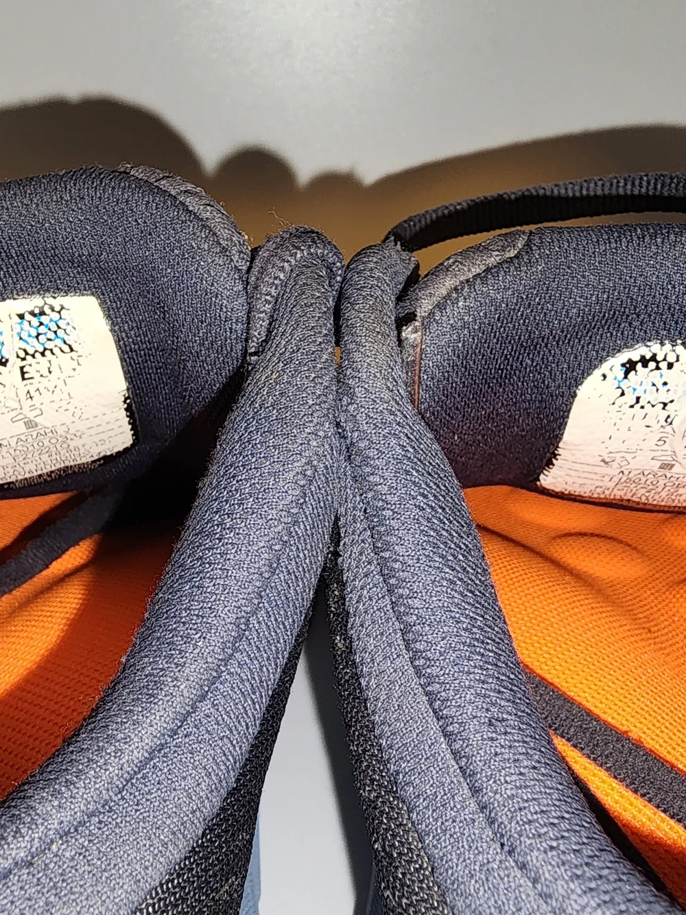 The HOKA ONE ONE Arahi 5 in Ombre Blue mens size 8 with replacement insole